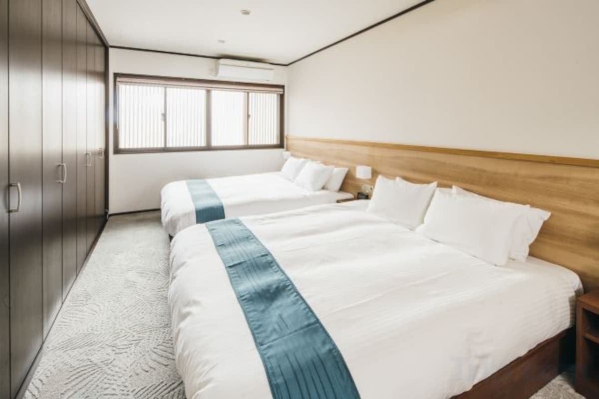 3 bedrooms, premium bedding, down comforters, in-room safe