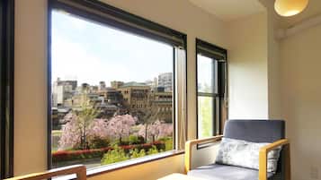 3 bedrooms, premium bedding, down comforters, in-room safe