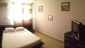 高級寝具、ミニバー、遮光カーテン、WiFi (無料)