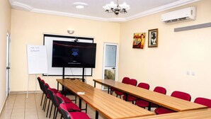 43 インチの薄型テレビ (衛星放送視聴可)、テレビ、ストリーミングサービス