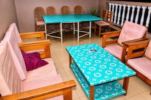 Un comedor con una mesa, sillas, un sofá y un banco.
