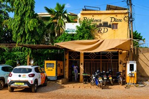 Un edificio con un letrero que dice 'Résidence Diane RD' y un acceso cubierto.