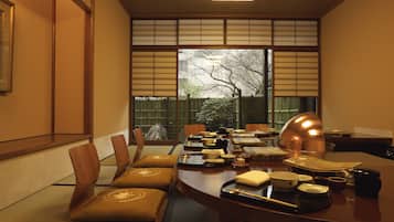4 restaurantes, se sirven desayunos, comidas, cenas y cocina japonesa