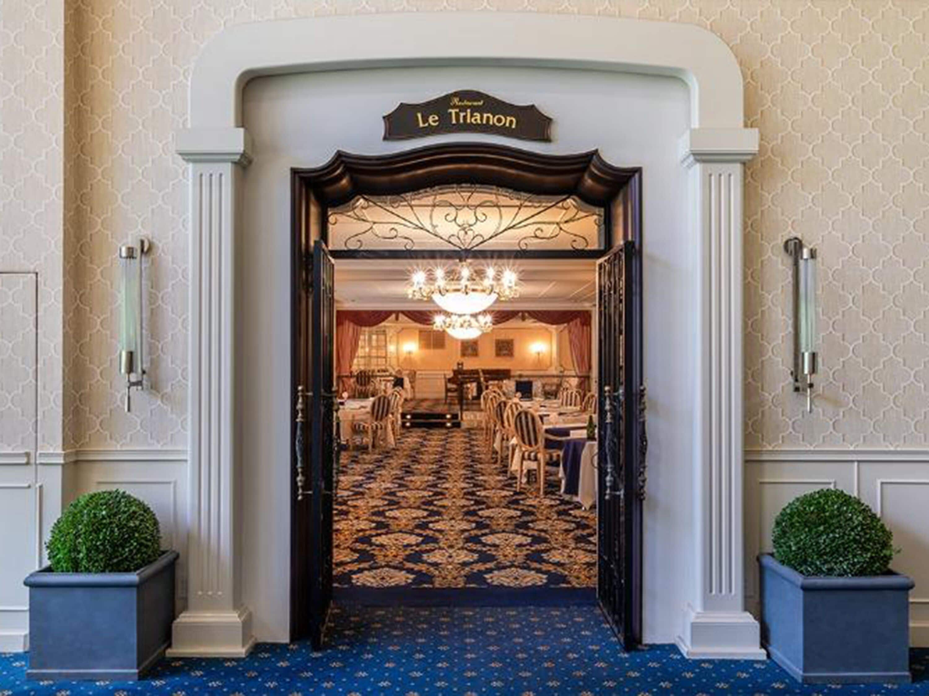 4 restaurants, breakfast, lunch, dinner served; Japanese cuisine 