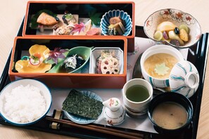 Daily Japanese breakfast (JPY 4000 per person) - Takanawa Hanakohro, a Member of Small Luxury Hotels of the World (Tokyo)