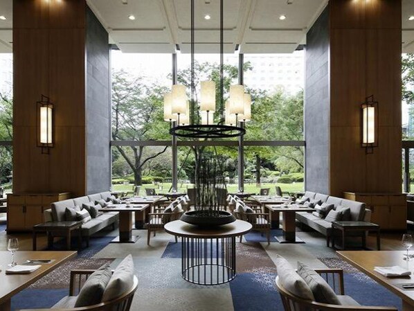 4 restaurantes; se sirve desayuno, almuerzo y cena; cocina japonesa