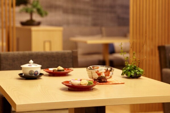 Lobby lounge, garden views, open daily - Takanawa Hanakohro, a Member of Small Luxury Hotels of the World (Tokyo)