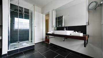 Doppel- oder Zweibettzimmer | Minibar, Zimmersafe, Schreibtisch, kostenloses WLAN