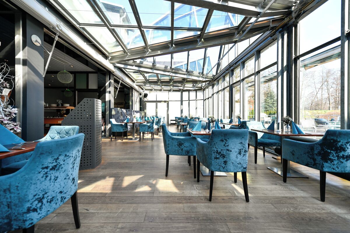 3 か所のレストラン、朝食、ランチ、ディナーに営業 (シーフード)