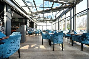 3 restaurantes, com serviço de café da manhã e almoço; frutos do mar