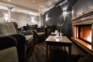 3 restaurants, breakfast, lunch, dinner served; seafood 