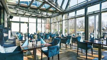 3 restaurants, breakfast, lunch, dinner served; seafood