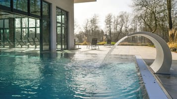 Innendørsbasseng,utendørsbasseng, bassengparasoller og solsenger