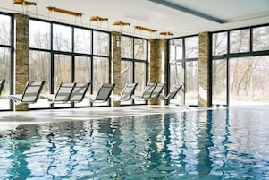 Piscina interna, piscina externa, funciona das 8h às 22h, guarda-sóis