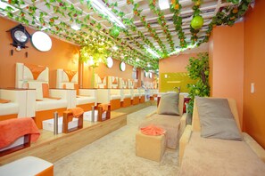 3 salas de tratamientos, manicura y pedicura