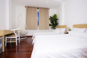 Zweibettzimmer | Minibar, Zimmersafe, Schreibtisch, kostenloses WLAN