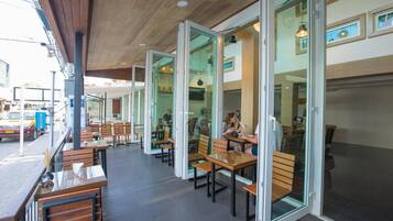 Café da manhã, almoço e jantar; culinária tailandesa