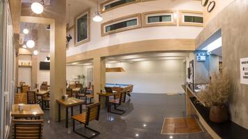 Breakfast, lunch, dinner served; Thai cuisine