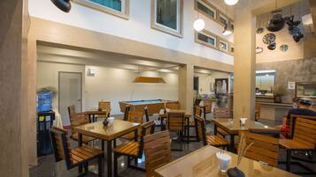 Café da manhã, almoço e jantar; culinária tailandesa