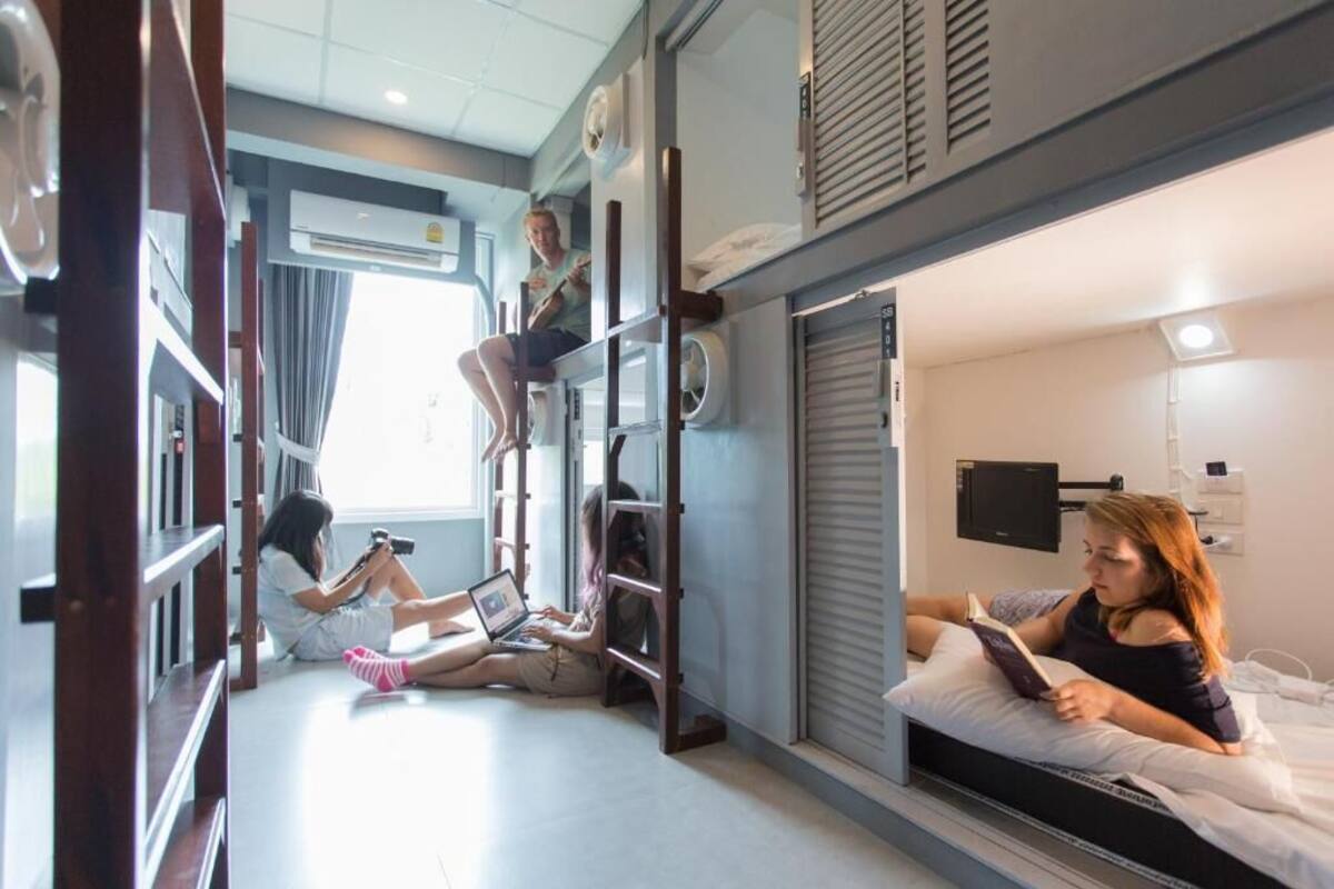 Single Capsule Bed with Window | Free WiFi