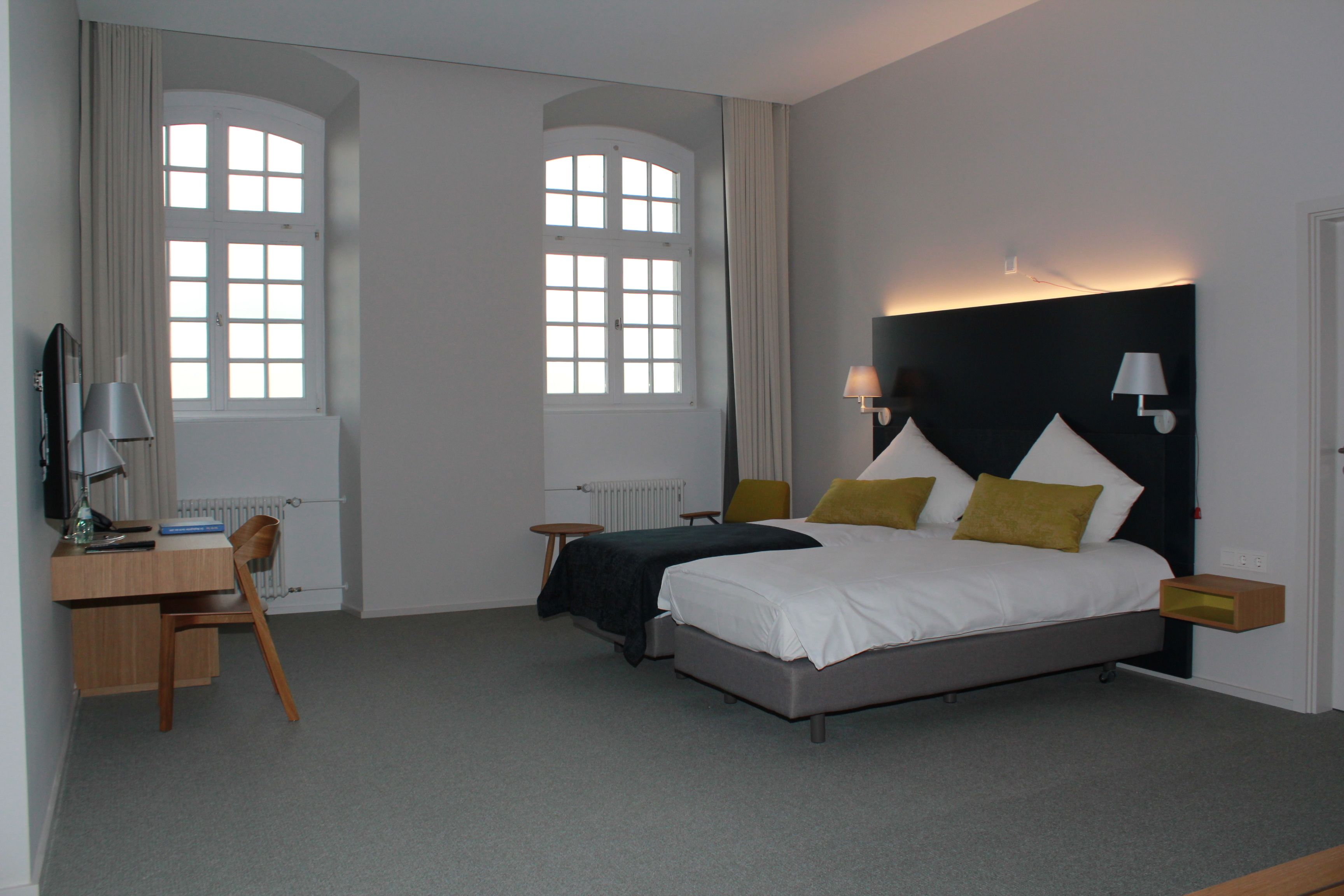 1 bedroom, premium bedding, desk, rollaway beds