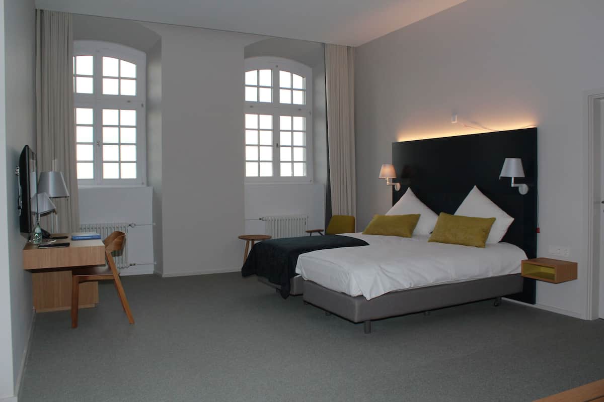 1 bedroom, premium bedding, desk, rollaway beds