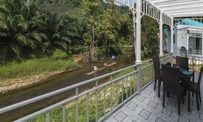 Deluxe-Zimmer, Flussblick | Terrasse/Patio