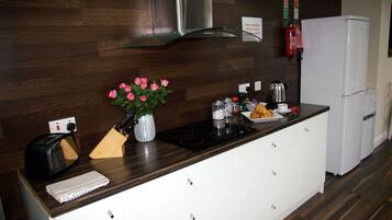 Refrigerador con congelador, microondas, horno y parrilla de estufa