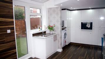 Refrigerador con congelador, microondas, horno y parrilla de estufa