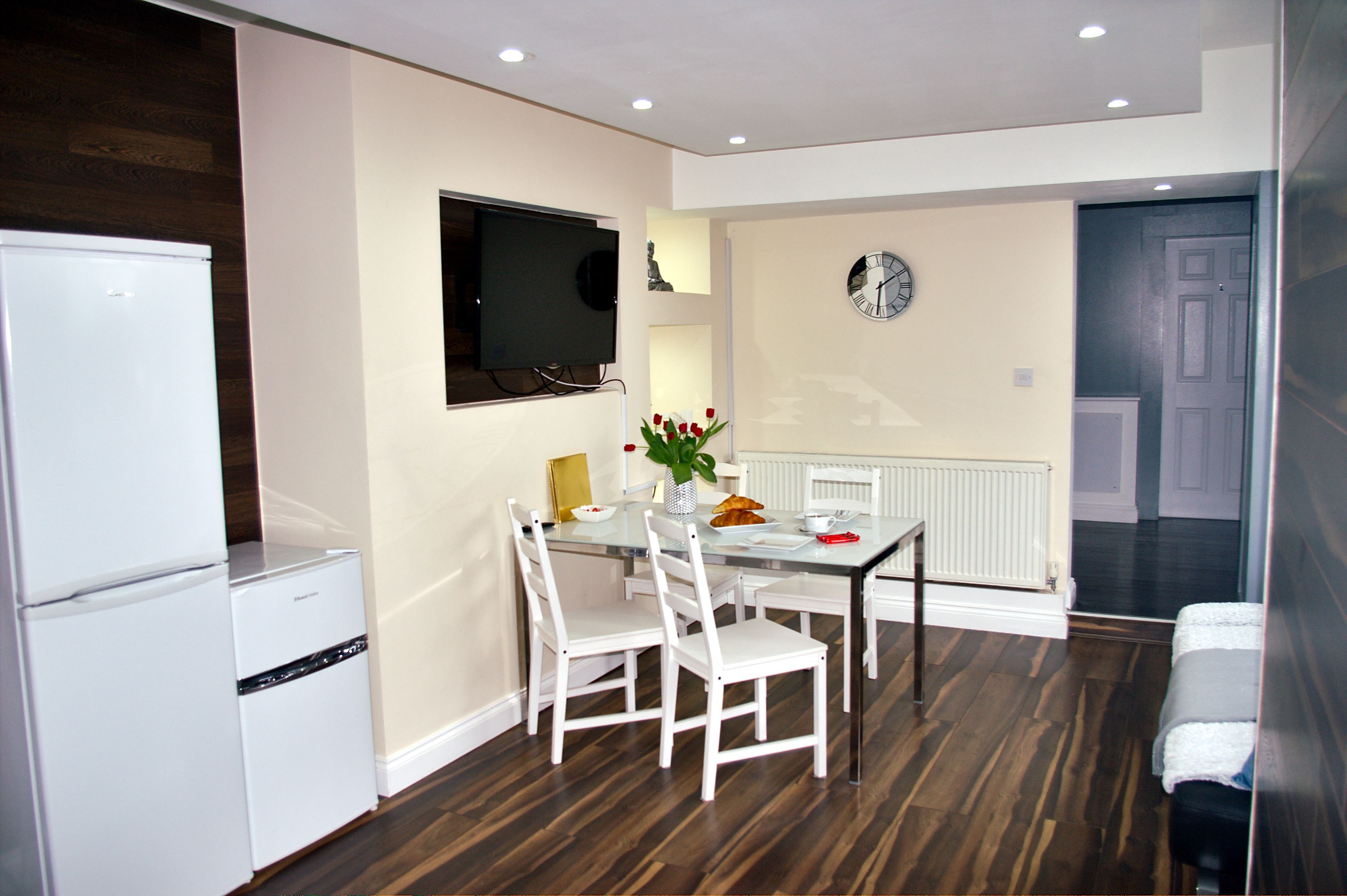 ثلاجة/مجمد بحجم كبير، ميكروويف، فرن، موقد طهي مسطح