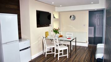 Full-sized fridge, microwave, oven, stovetop