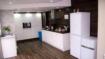 Refrigerador con congelador, microondas, horno y parrilla de estufa