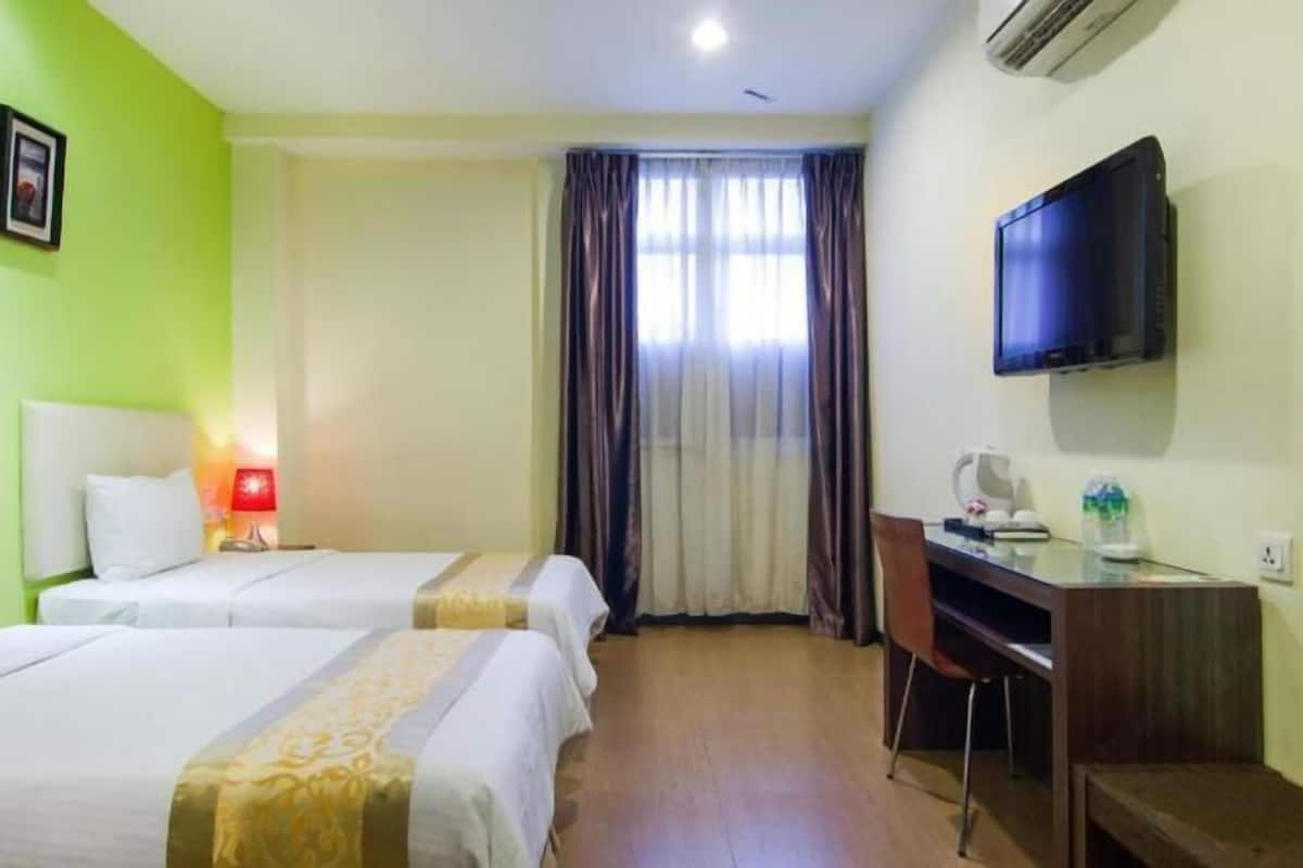 1 bilik tidur, peti besi dalam bilik, meja, ruang kerja komputer riba