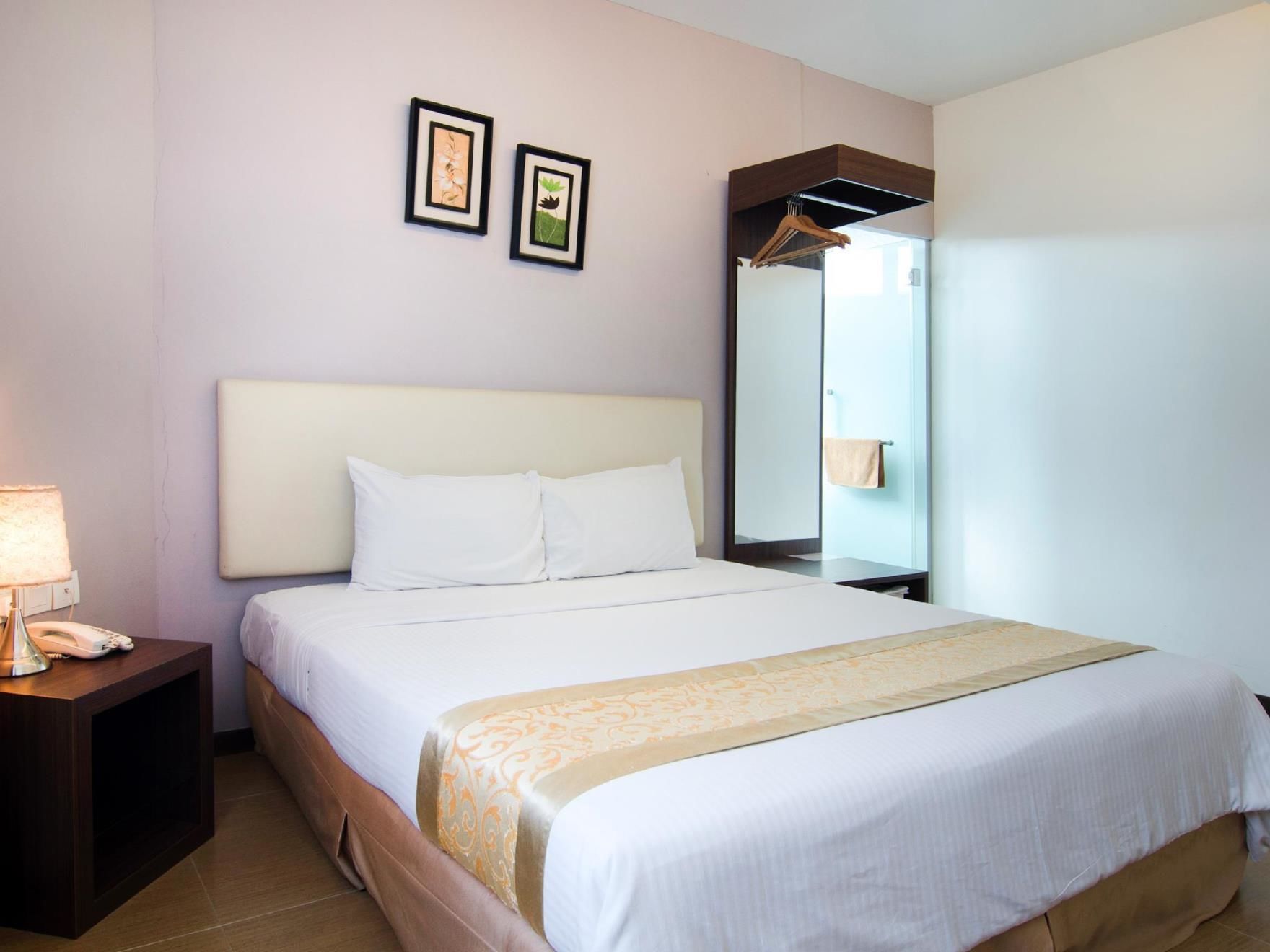 deluxe king bed room  | 1 bedroom, in-room safe, desk, laptop workspace