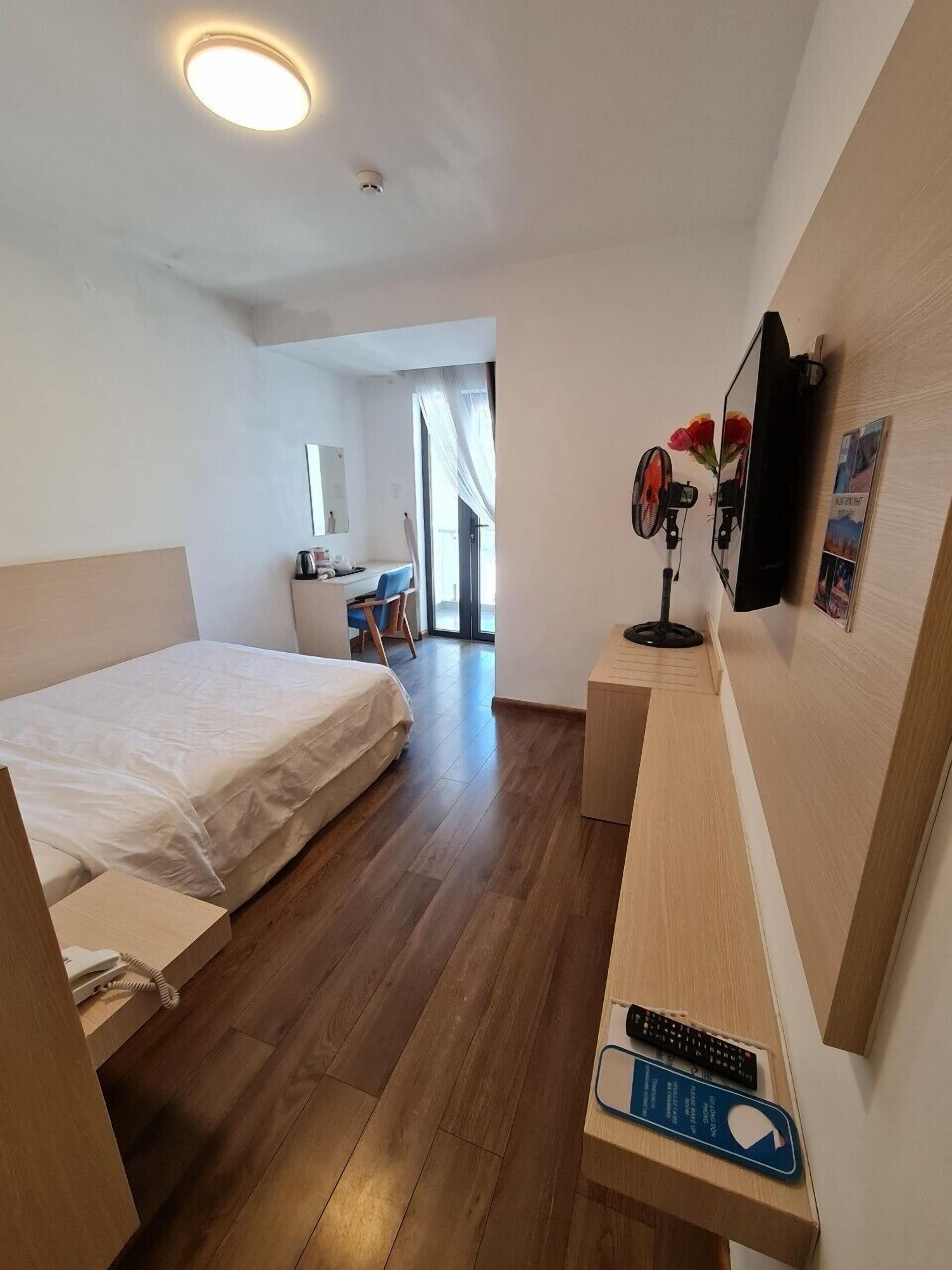 single room | 1 bedroom, minibar, in-room safe, desk