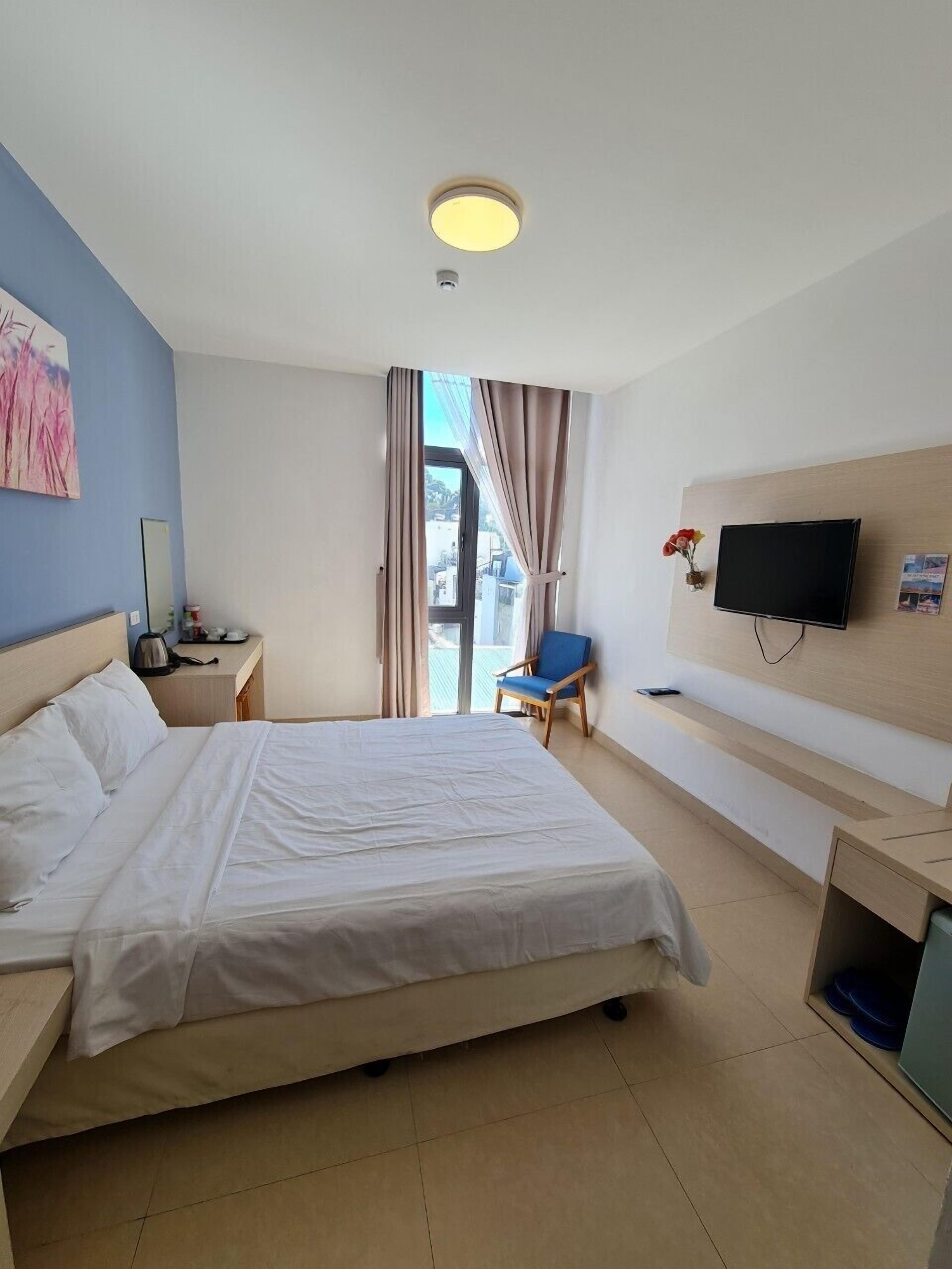 single room | 1 bedroom, minibar, in-room safe, desk