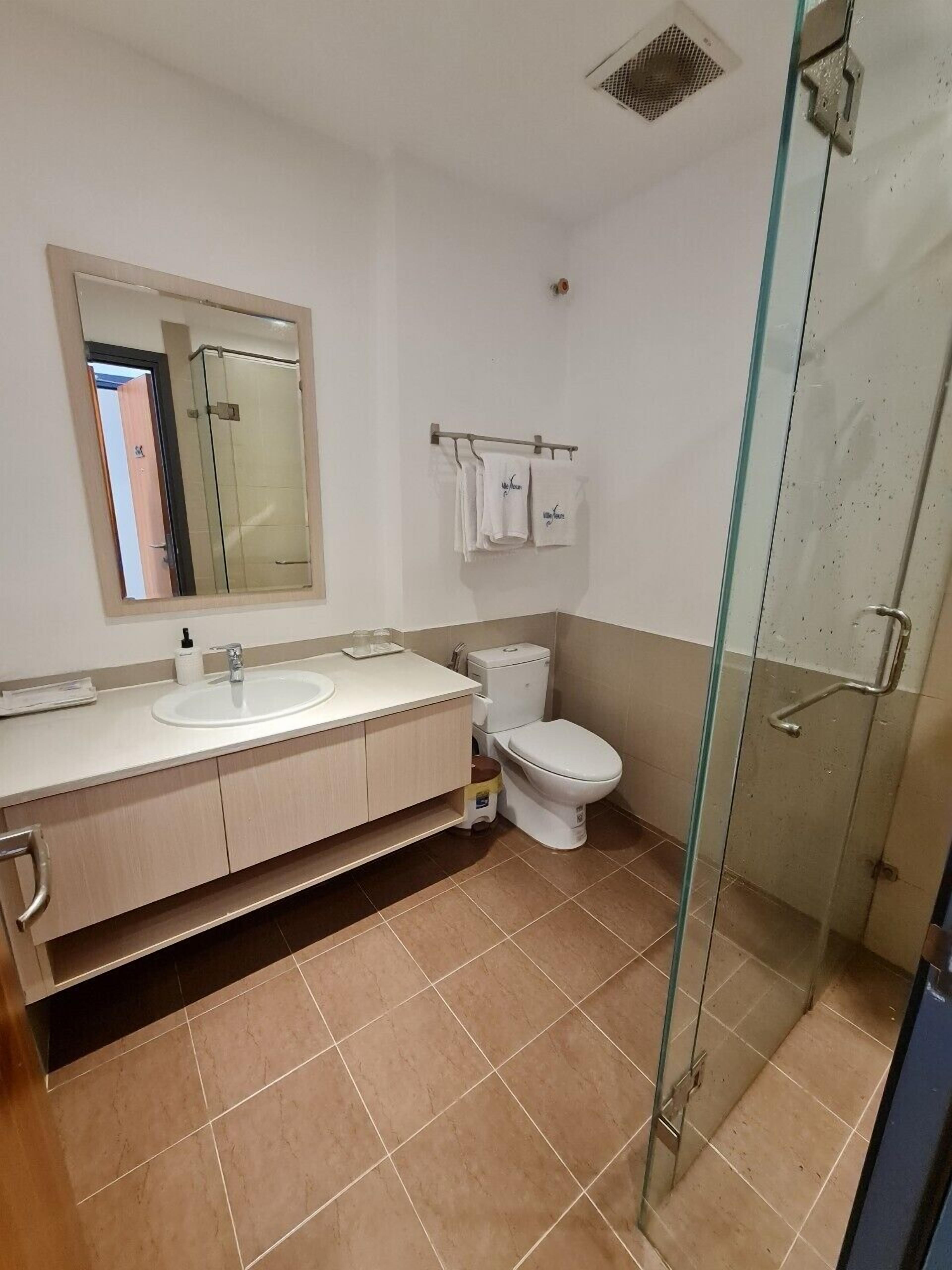 double room | bathroom | shower, free toiletries, hair dryer, slippers