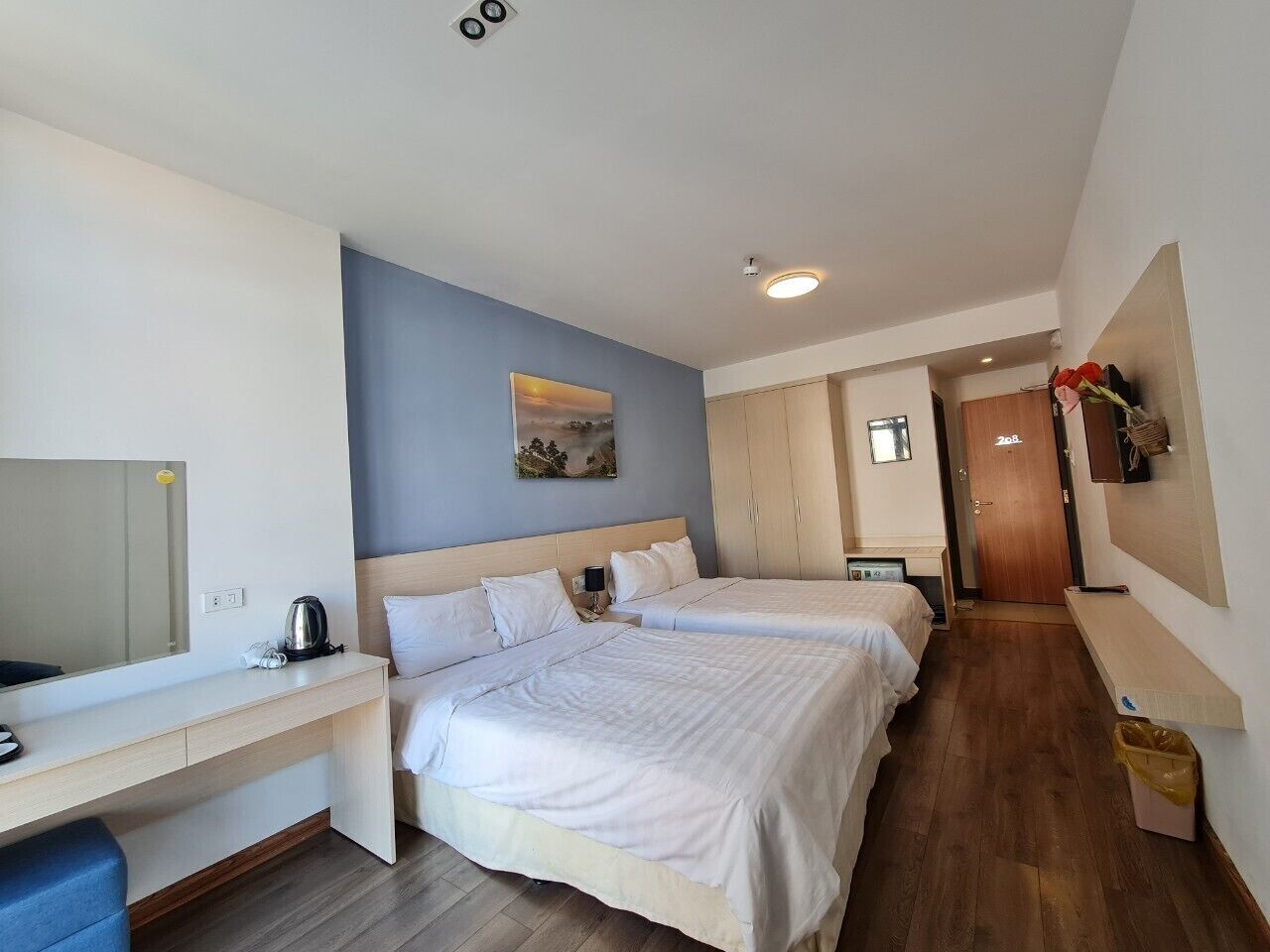 Minibar, safe på rommet, skrivebord og lydisolert