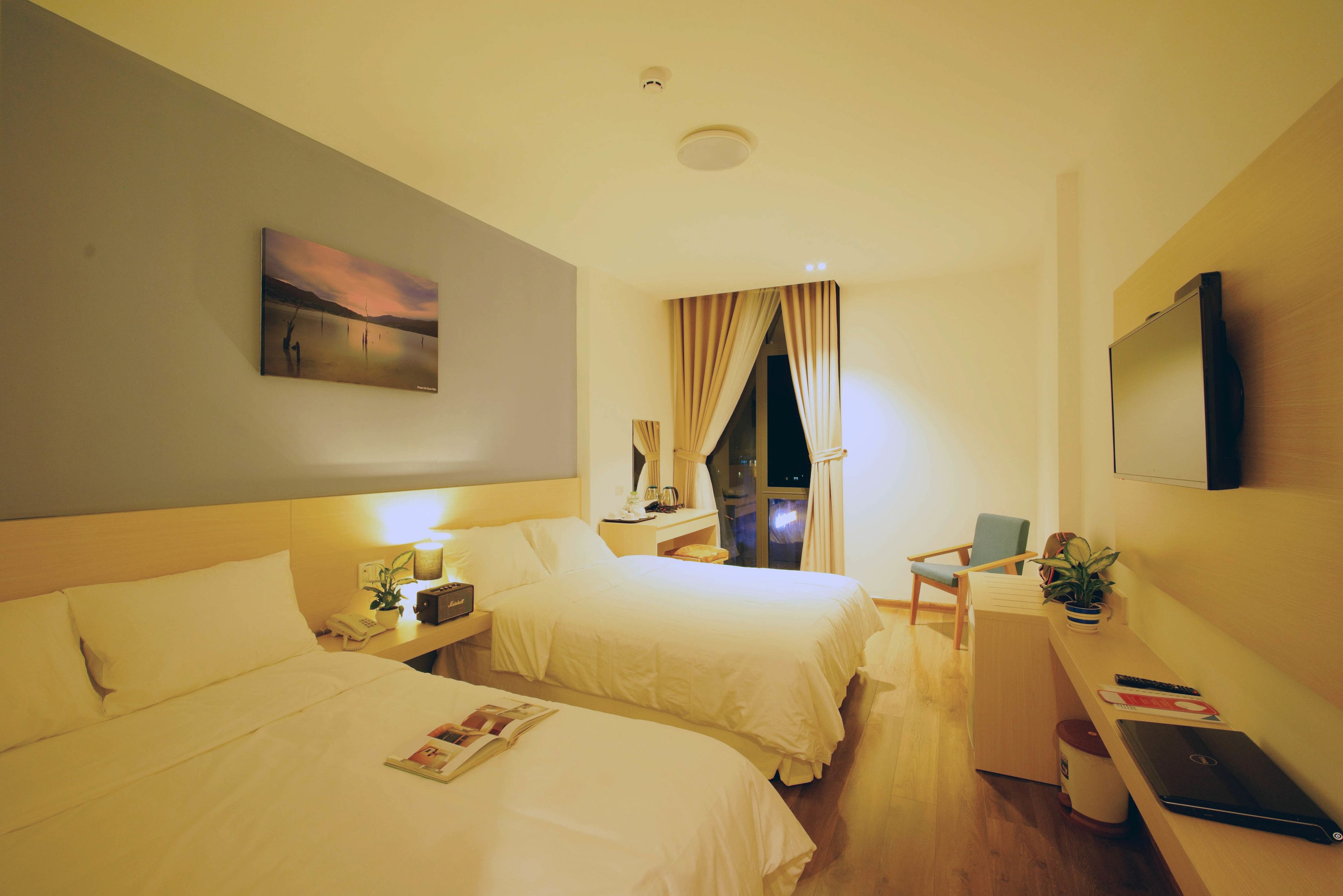 Double Room | Minibar, in-room safe, desk, soundproofing