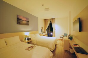 雙人房 | 迷你吧、客房內保險箱、書桌、隔音