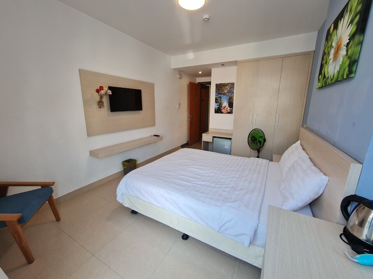 single room | 1 bedroom, minibar, in-room safe, desk