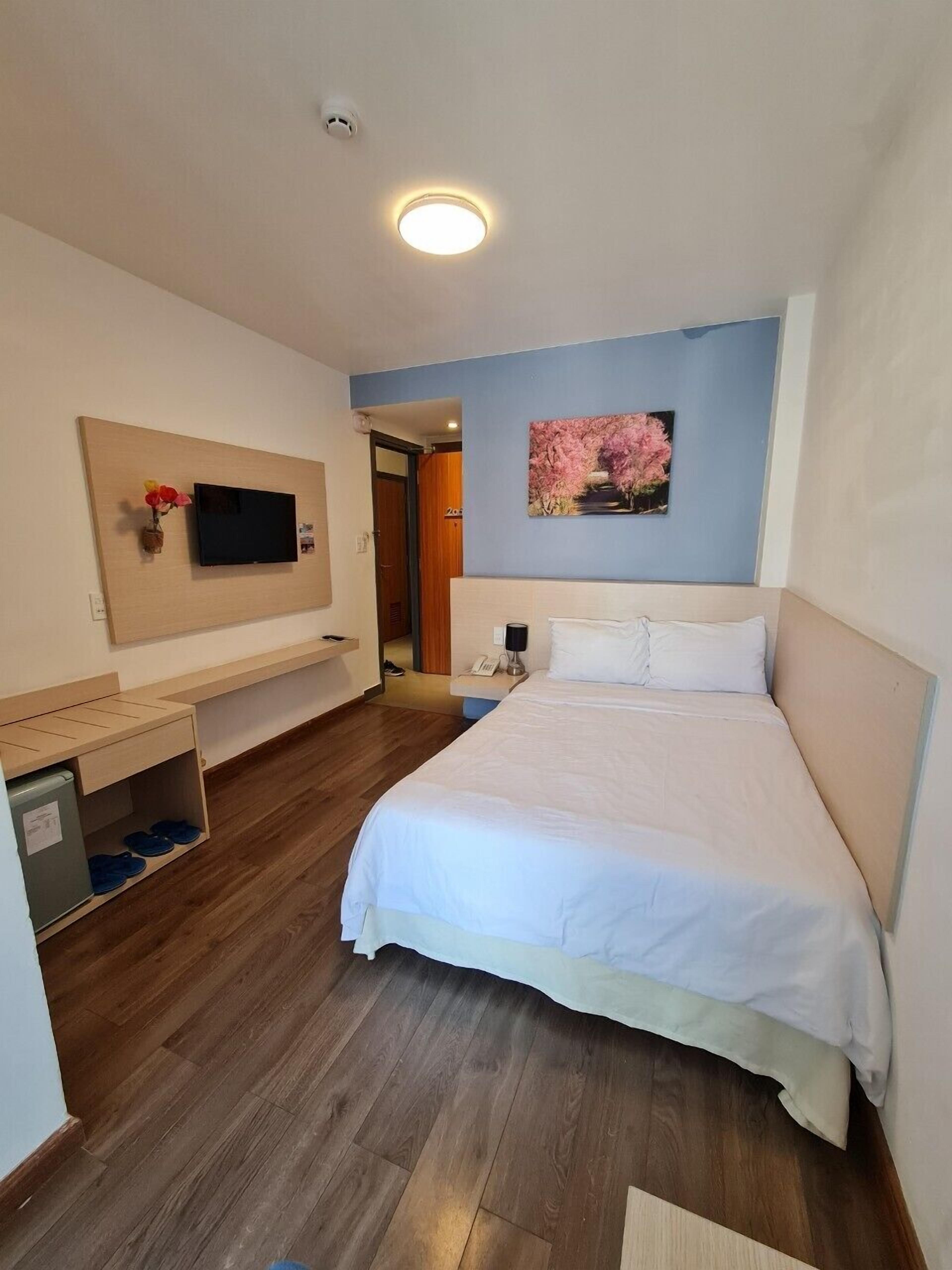 single room | 1 bedroom, minibar, in-room safe, desk