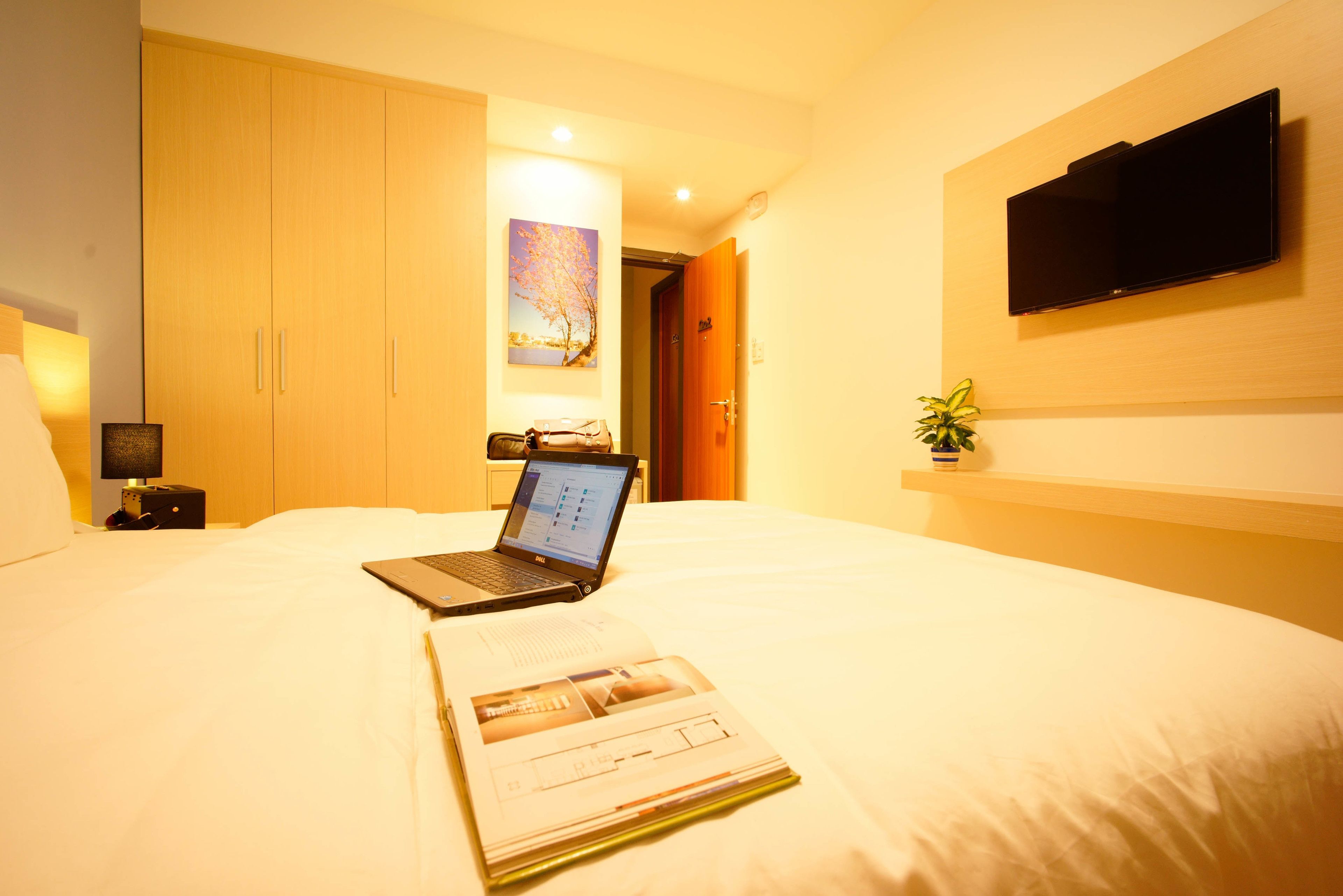 single room | 1 bedroom, minibar, in-room safe, desk