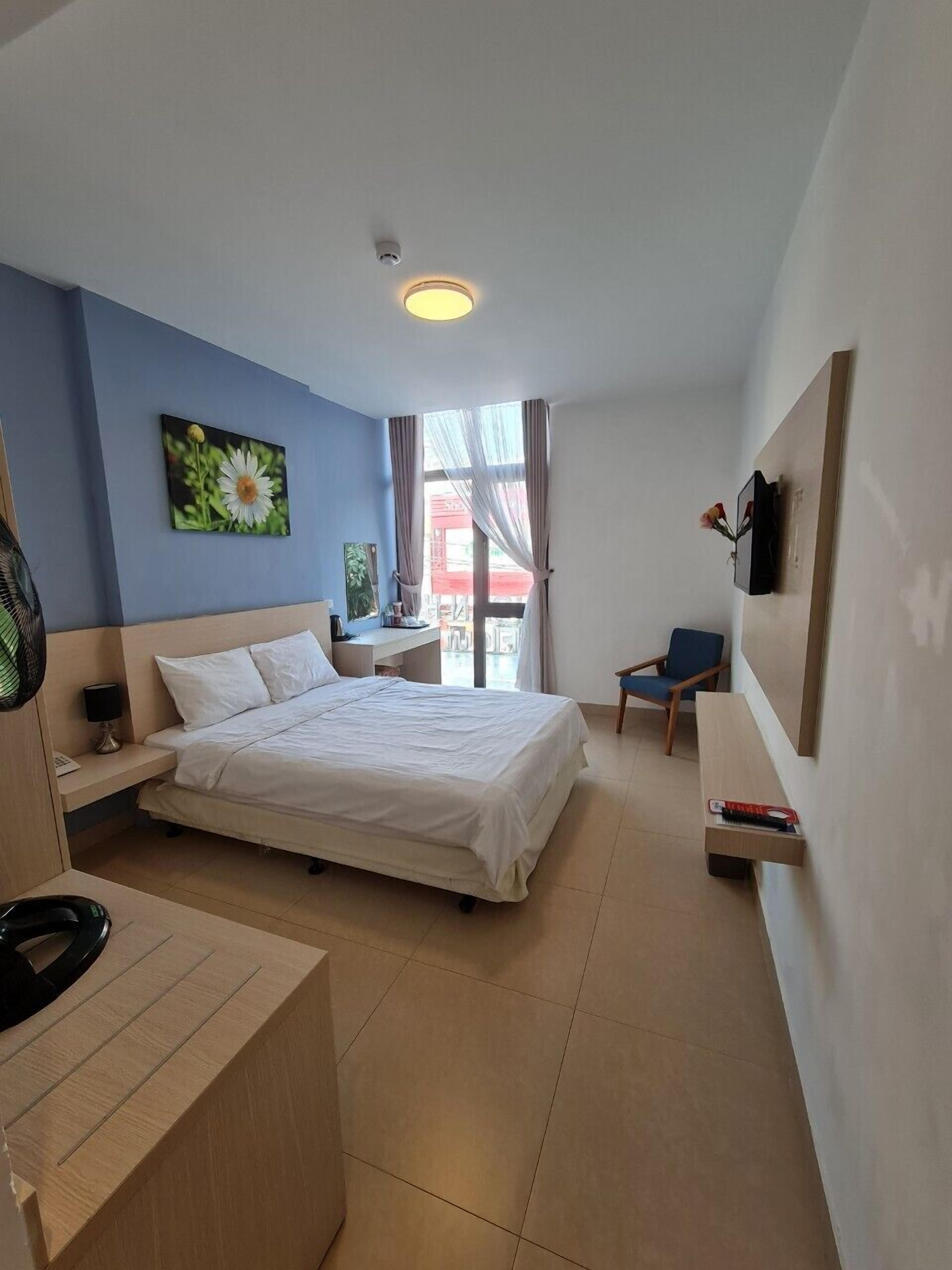 single room | 1 bedroom, minibar, in-room safe, desk