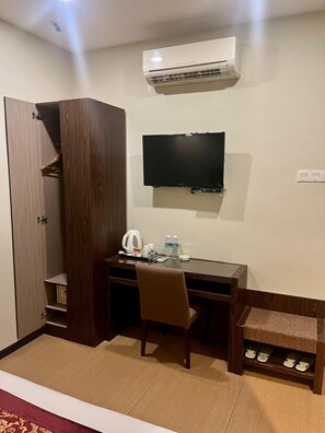 Caja fuerte, escritorio, cortinas opacas y tabla de planchar con plancha