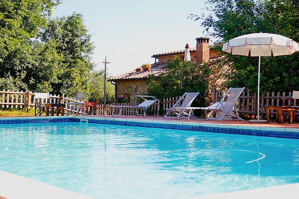 Piscine extérieure (ouverte en saison), parasols de plage
