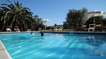 AuĂenpool (je nach Saison geöffnet), Sonnenschirme, LiegestĂŒhle