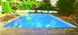 Outdoor pool, pool umbrellas, sun loungers - Dragos Island Hotel (Istanbul)