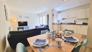 The Beach House, 2 Bedroom Apartment, 2 Bathrooms (dog friendly) | Área de sala de estar | Televisión de 40 pulgadas con canales digitales 