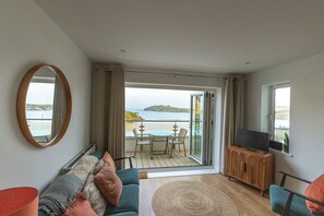 The Beach House, 3 Bedroom Apartment, 2 Bathrooms, Sea View (dog friendly) | 客厅 | 40-英寸电视（配备数码频道）